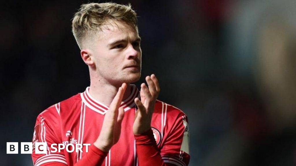 Tommy Conway: Bristol City boss Liam Manning denies row with unsettled striker