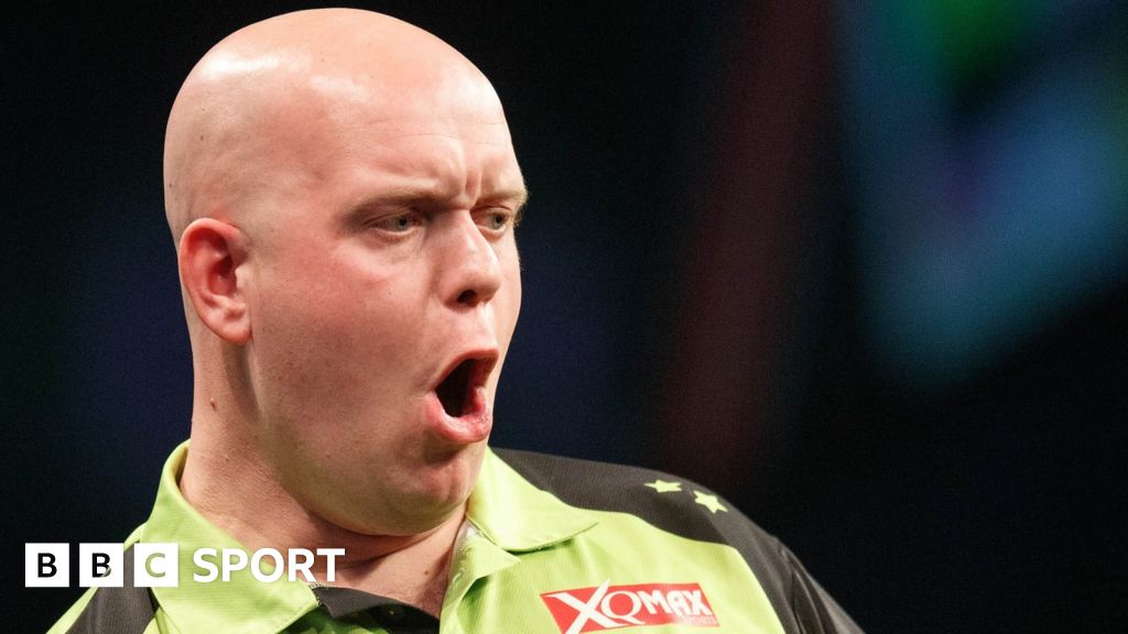 Premier League Darts: Michael van Gerwen wins fifth-straight match