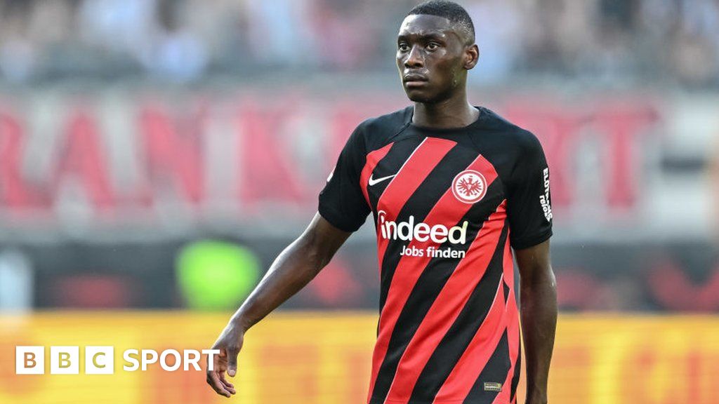 Eintracht Frankfurt faz jogo duro e dificulta a saída de Kolo Muani para o  PSG
