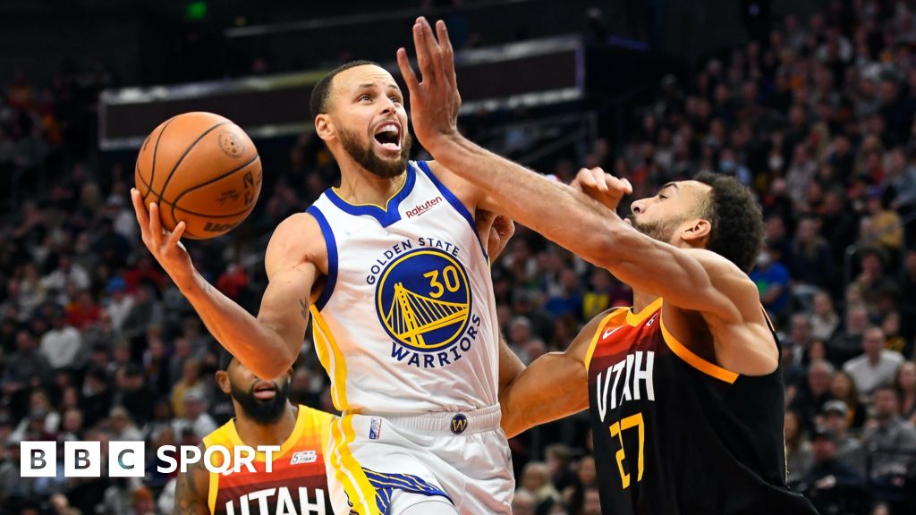 Steph Curry makes a three-pointer for the 158th consecutive game to break  his own NBA record