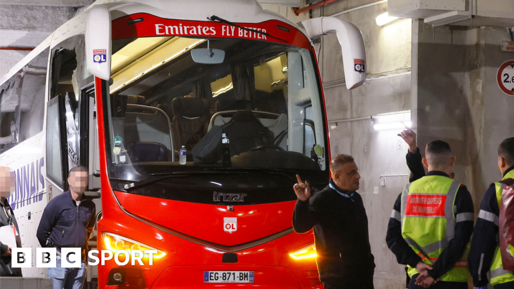 ファビオ・グロッソ：マルセイユでチームバスが襲撃され、リヨンの監督が「重傷」
