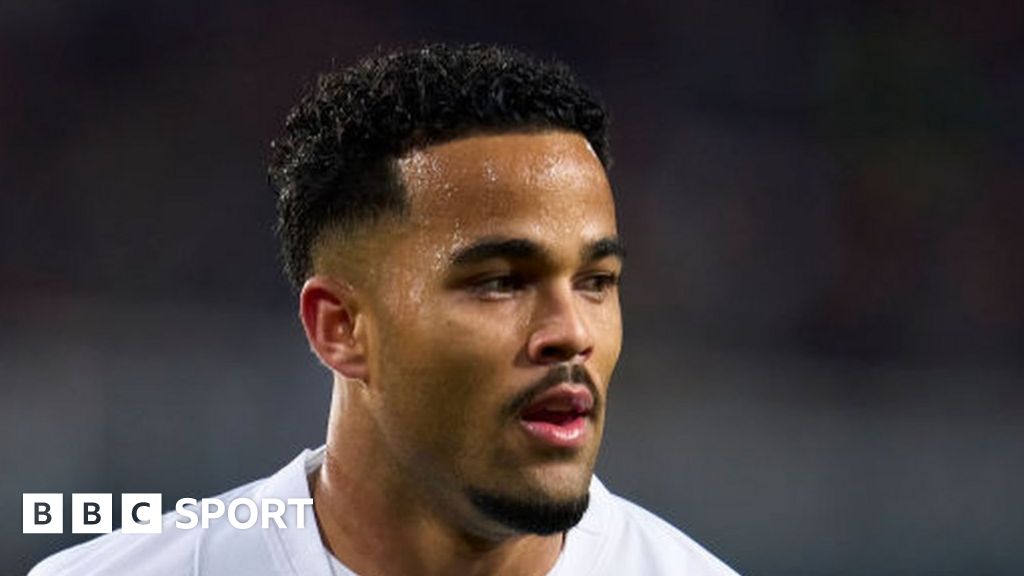 Premier League club Bournemouth sign Dutch winger Justin Kluivert from Roma