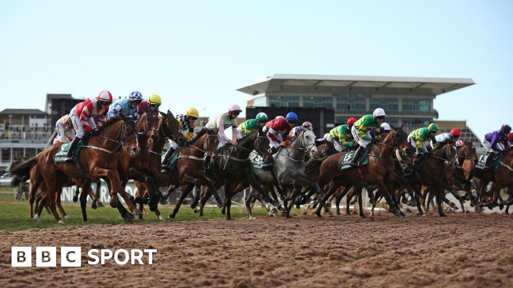 Ежегодные скачки в англии. Grand national horse race. Grand national. Horse racing national. Horse racing national.