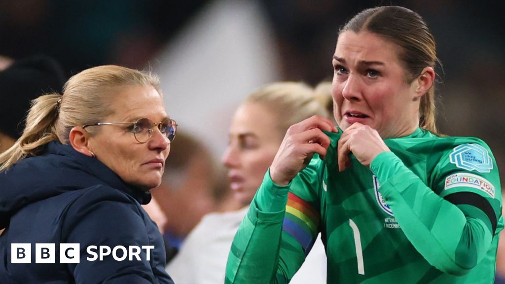 England 3-2 Netherlands: Mary Earps says she “really let the team down” with her first-half errors