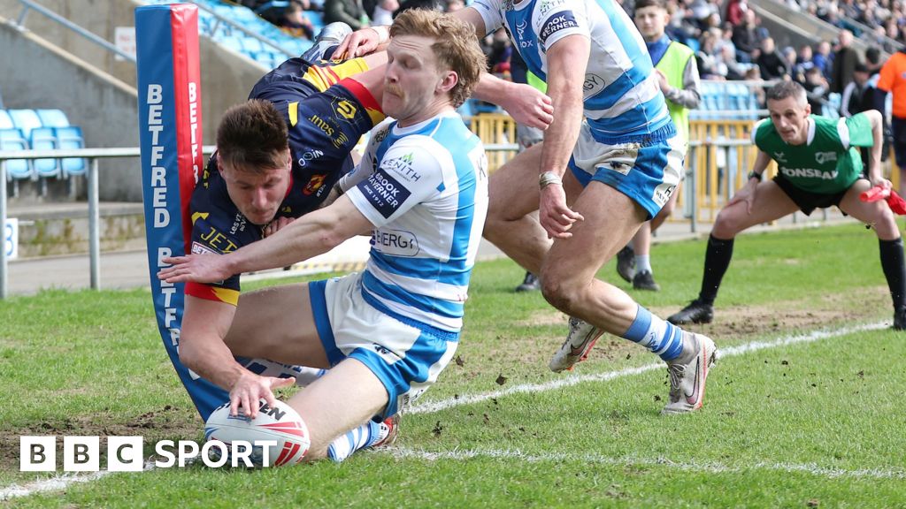 Catalans cruise past Halifax to make last eight