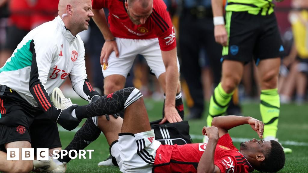 Manchester United: Concern For Injured Amad Diallo - BBC Sport