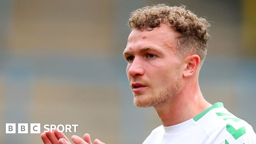 Ben Barclay Carlisle United sign centreback on loan from Stockport