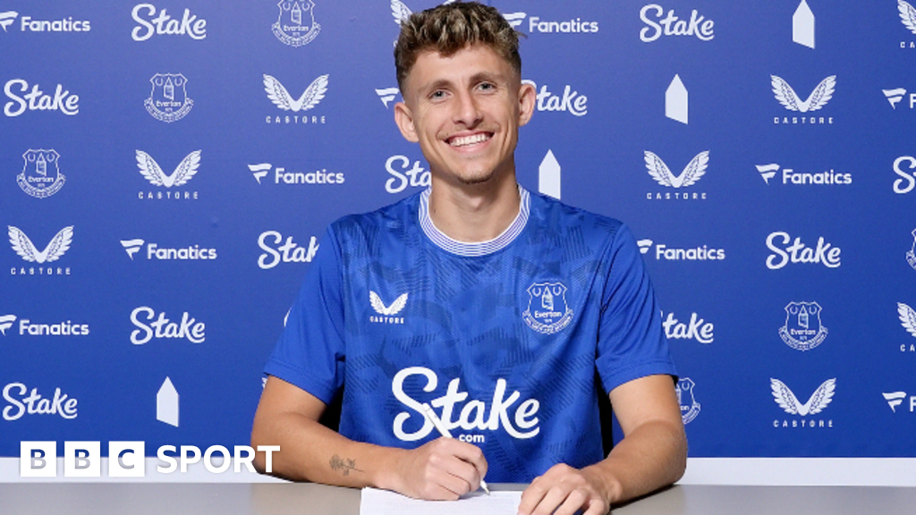 Everton sign Napoli midfielder Lindstrom on loan