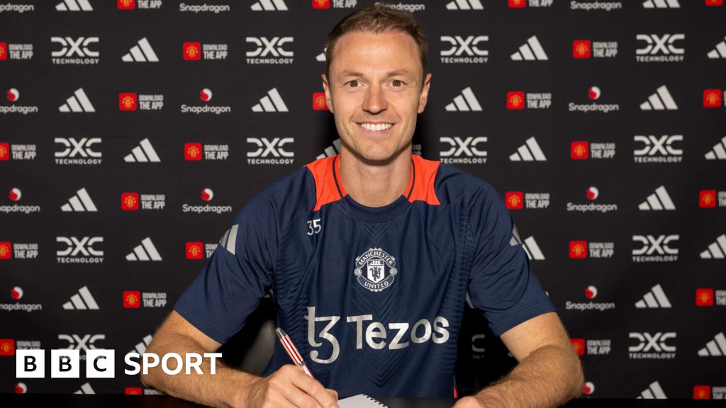 Evans signs new one-year deal with Man Utd