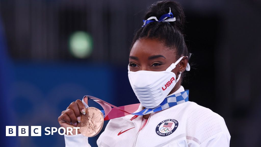 Simone Biles wins Tokyo Olympics beam bronze on emotional return BBC