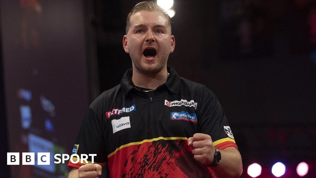 2021 World Matchplay: Dimitri van den Bergh and Krzysztof Ratajski into ...