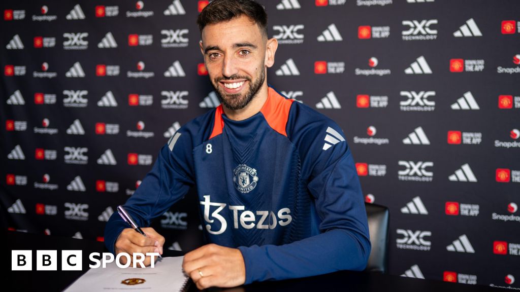 Fernandes signs new Man Utd contract until June 2027