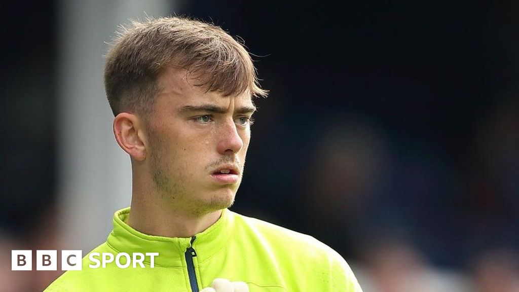 Harry Tyrer: Blackpool sign Everton goalkeeper on season's loan - BBC Sport