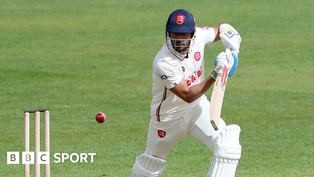 Essex docked 12 points over use of 'wide bat'