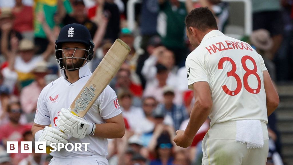 BBC Sport - Cricket - Setting a leg-side field