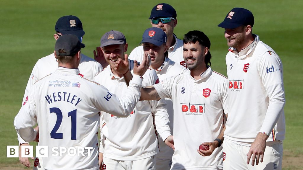 Essex Defeats Warwickshire by Innings in Edgbaston