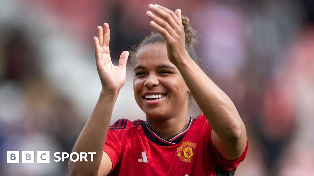 Man Utd extend Parris contract