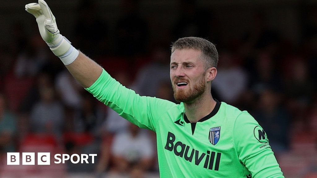 Jake Turner: Gillingham goalkeeper signs new contract - BBC Sport