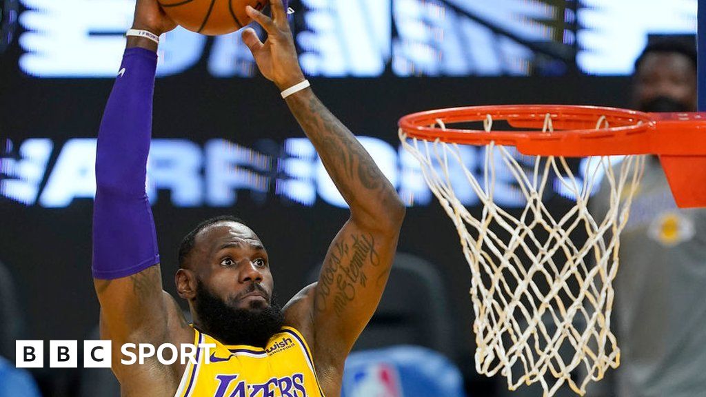 NBA: LeBron James scores 56 points as LA Lakers beat Golden State Warriors  - BBC Sport