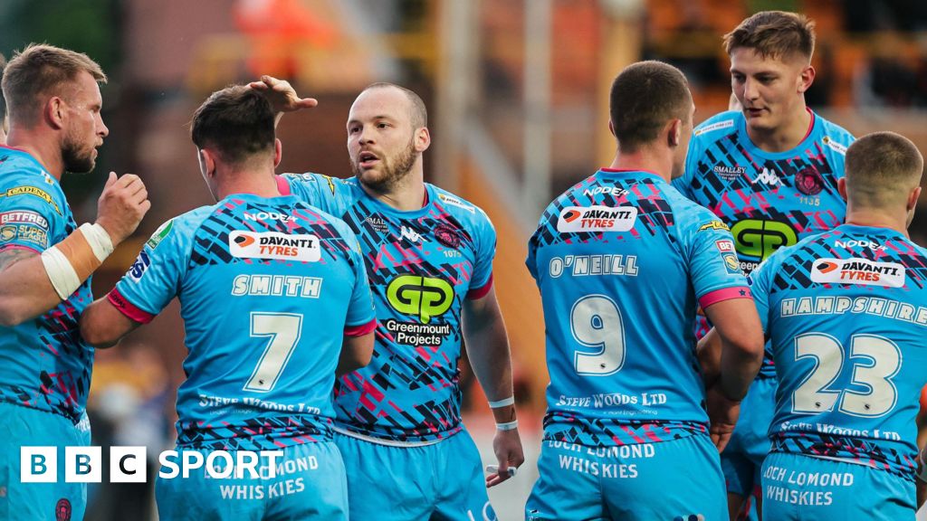 Off-key Wigan go top with battling win at Castleford