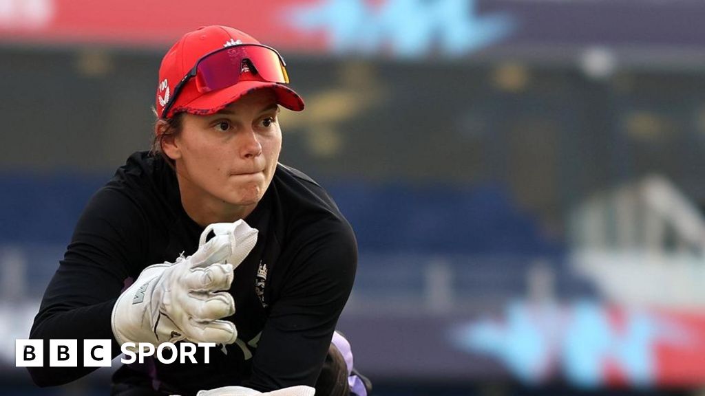 Amy Jones: The Blaze sign England wicketkeeper-batter for 2025 season-ZoomTech News