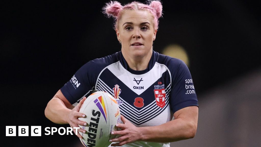 Amy Hardcastle: Leeds Rhinos sign England centre from St Helens - BBC Sport