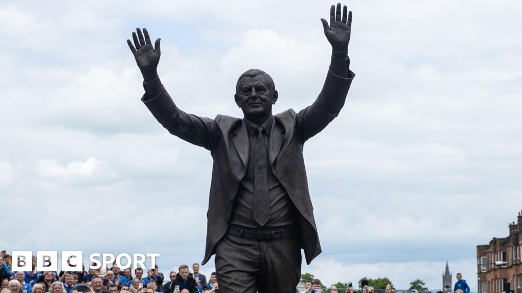 Walter Smith statue unveiled at Ibrox