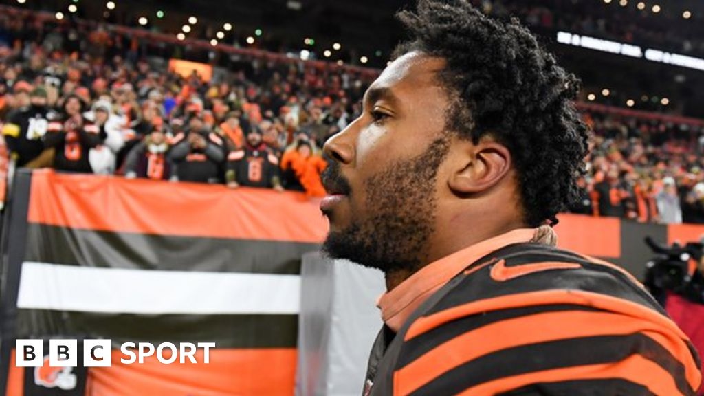 Myles Garrett: Cleveland Browns player hits Steelers' Mason Rudolph with  helmet - BBC Sport