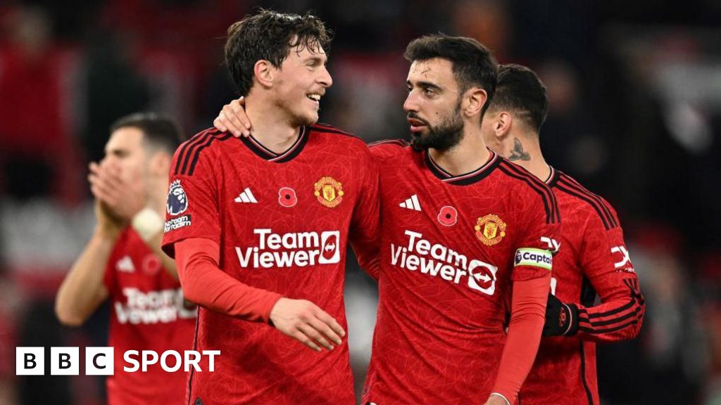 Manchester United: 'We need to stick together and do our thing' - BBC Sport