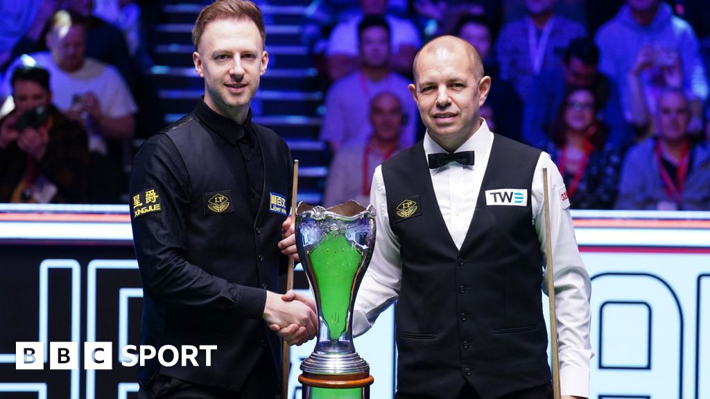 UK Championship final: Judd Trump leads Barry Hawkins 5-3 after afternoon session