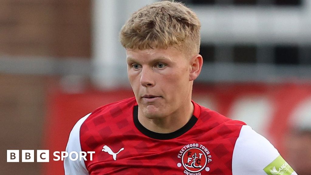 Scott Robertson: Notts County sign Fleetwood Town midfielder - BBC Sport