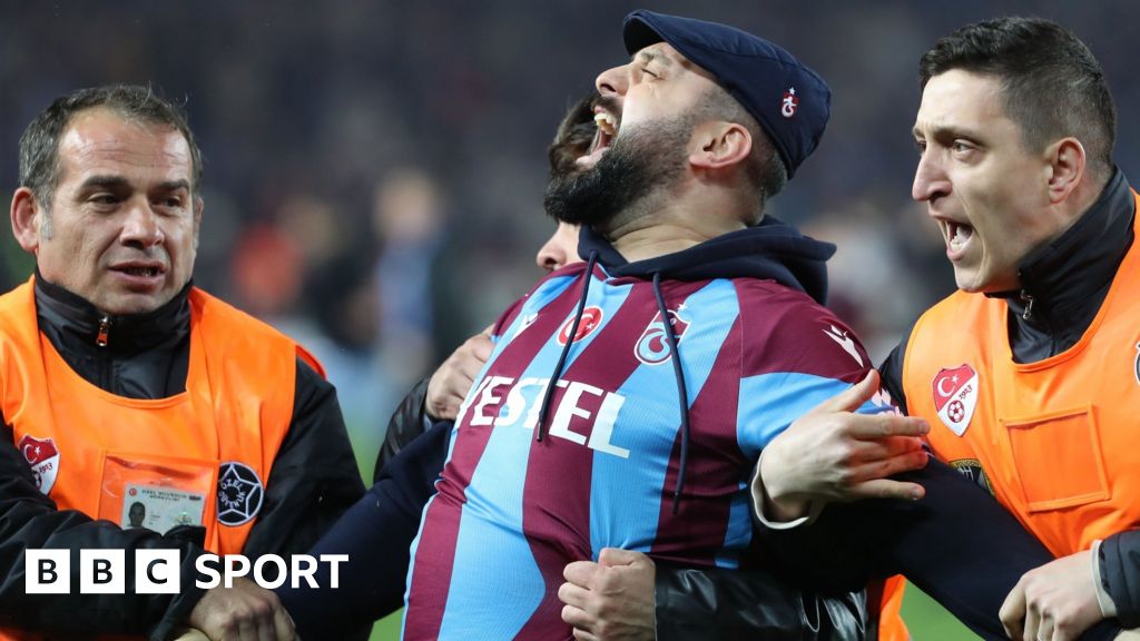 Trabzonsporlu taraftarlar, Süper Lig'i kaybettikten sonra fenerbahçeli oyunculara saldırdı.