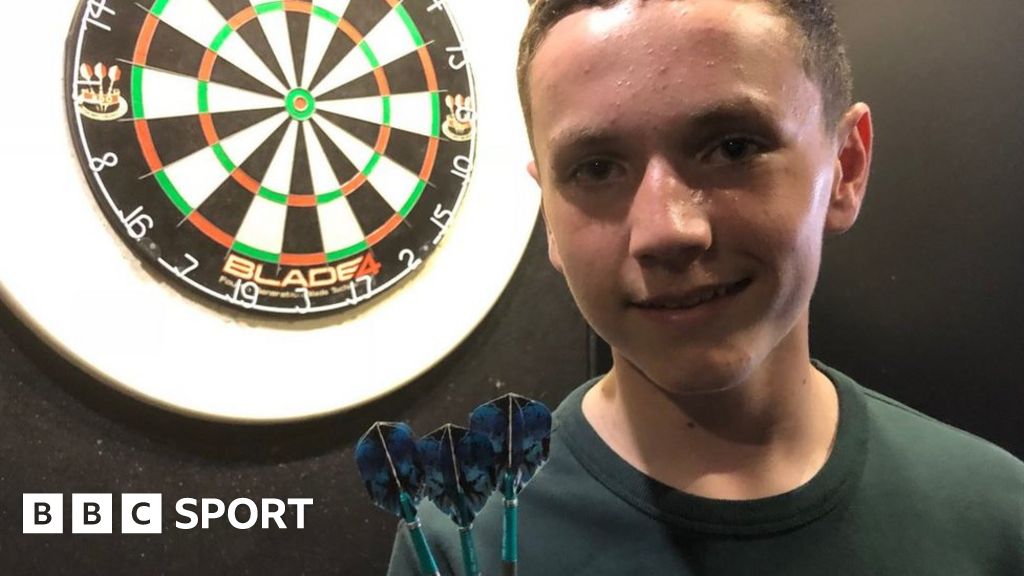 beslutte Vuggeviser Assimilate Leighton Bennett: 12-year-old darts prodigy wins £1,000 first prize at BDO  event - BBC Sport