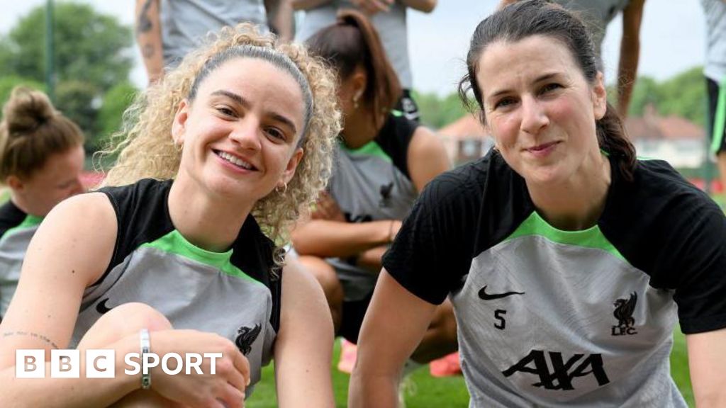 Republic of Ireland women: Niamh Fahey and Leanne Kiernan sign new contracts at Liverpool