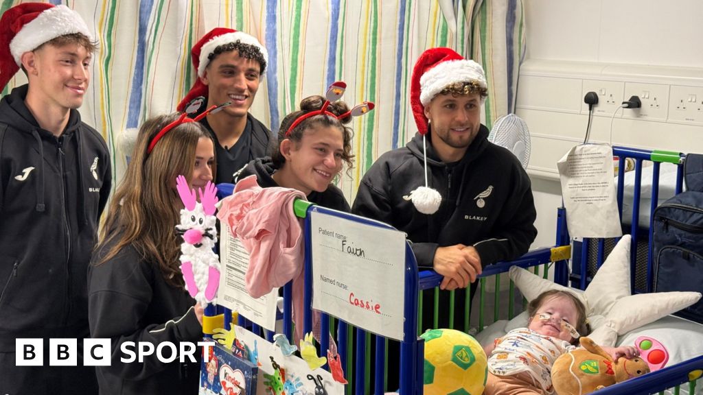 Celtic FC Players Visit Glasgow Children's Hospital