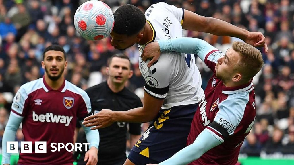 West Ham win again as errors cost Everton - BBC Sport