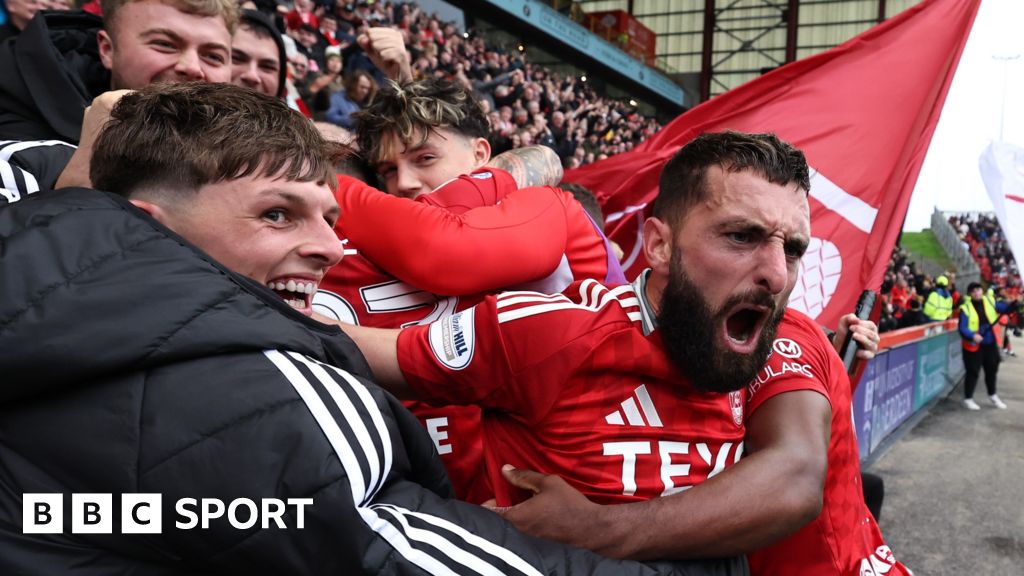 Aberdeen: Will 13-game winning run end at Celtic?