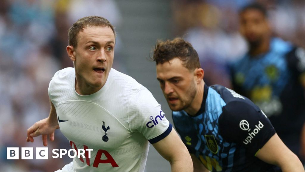 Leicester sign midfielder Skipp from Tottenham