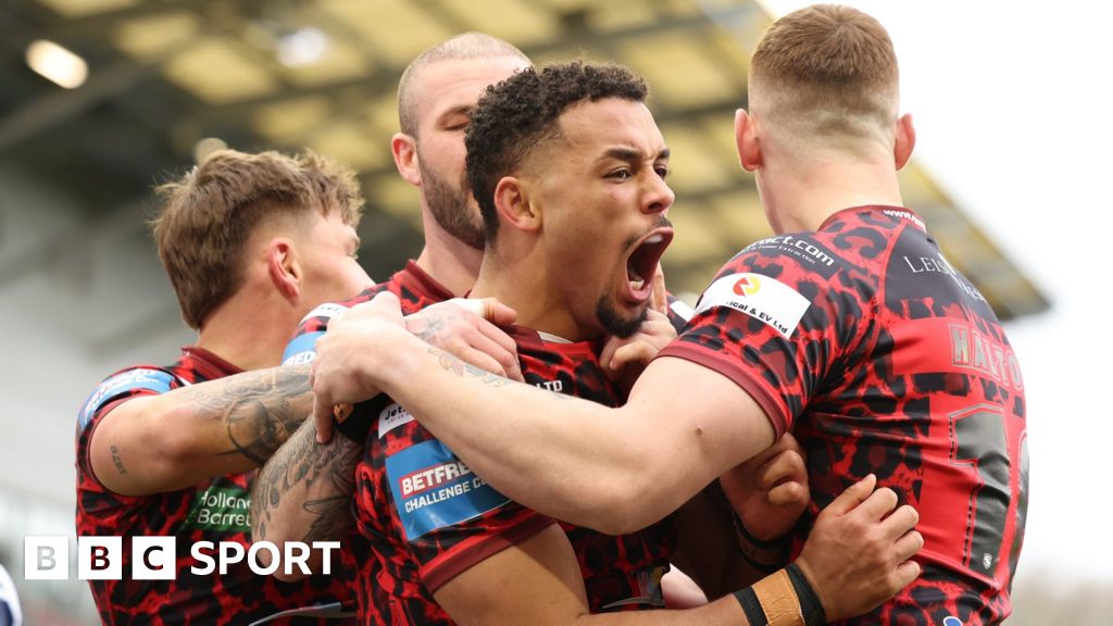 Hanley hat-trick helps Leigh past Featherstone