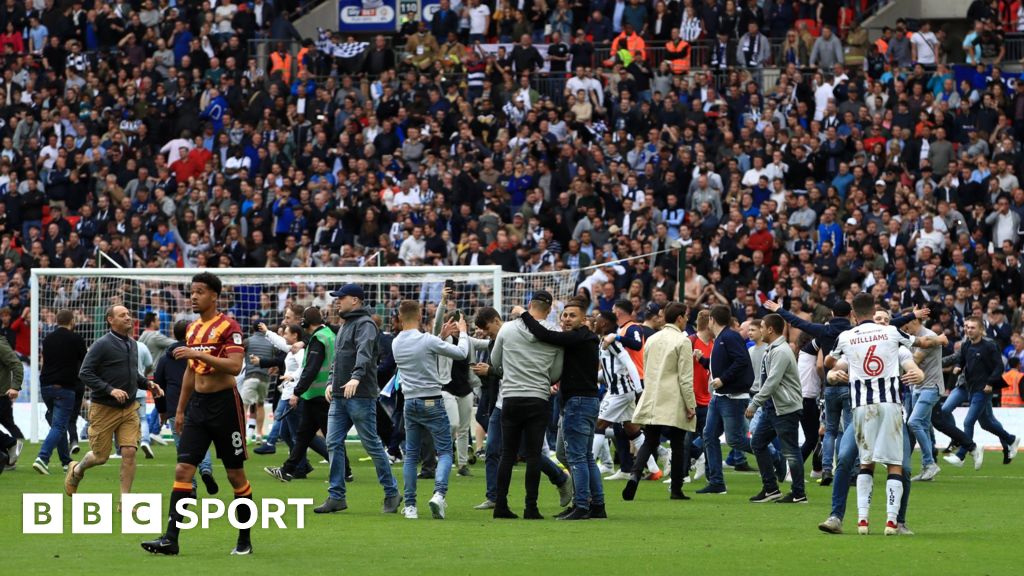 A Millwall fan invades the pitch late in the game, during the Sky Bet  League One Play-Off Semi Final, Second Leg match at The Den, London Stock  Photo - Alamy