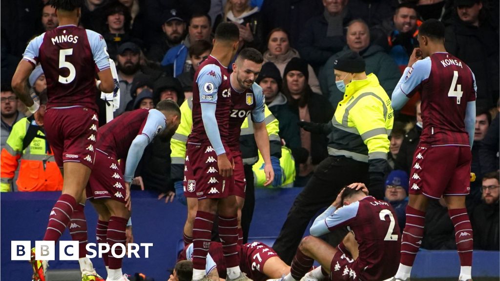Everton v Aston Villa: Lucas Digne &amp; Matty Cash hit by bottle - BBC Sport