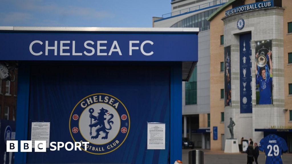 Chelsea are allowed to sell some tickets again after the UK government  alters the club's special licence - Eurosport