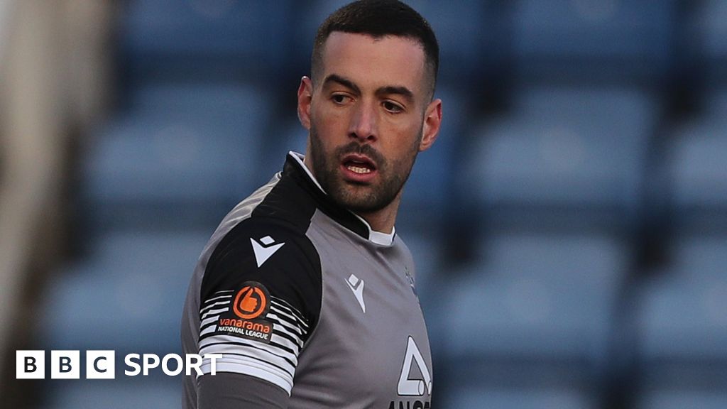 Dean Bouzanis Sutton United goalkeeper signs new contract as Brad