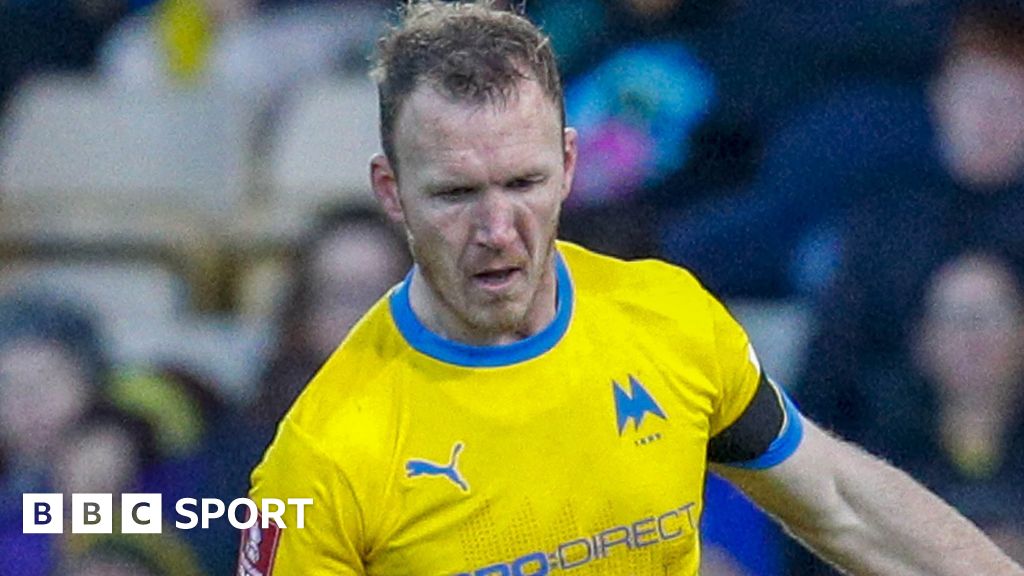 Mark Ellis Torquay United Want To Extend Barrow Defenders Loan Bbc Sport 7943