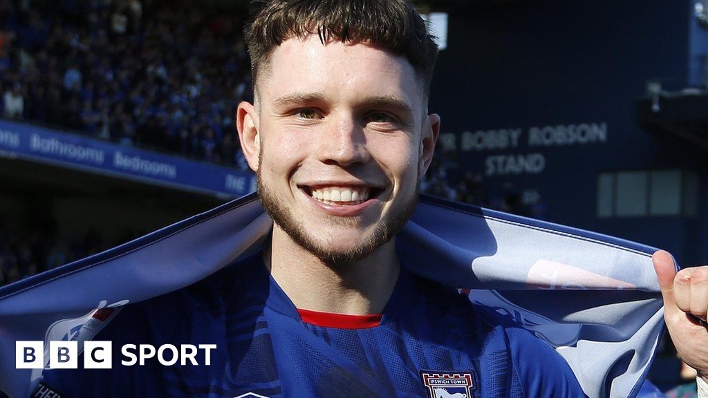 George Hirst: Ipswich Town sign Leicester City striker on four-year contract  - BBC Sport
