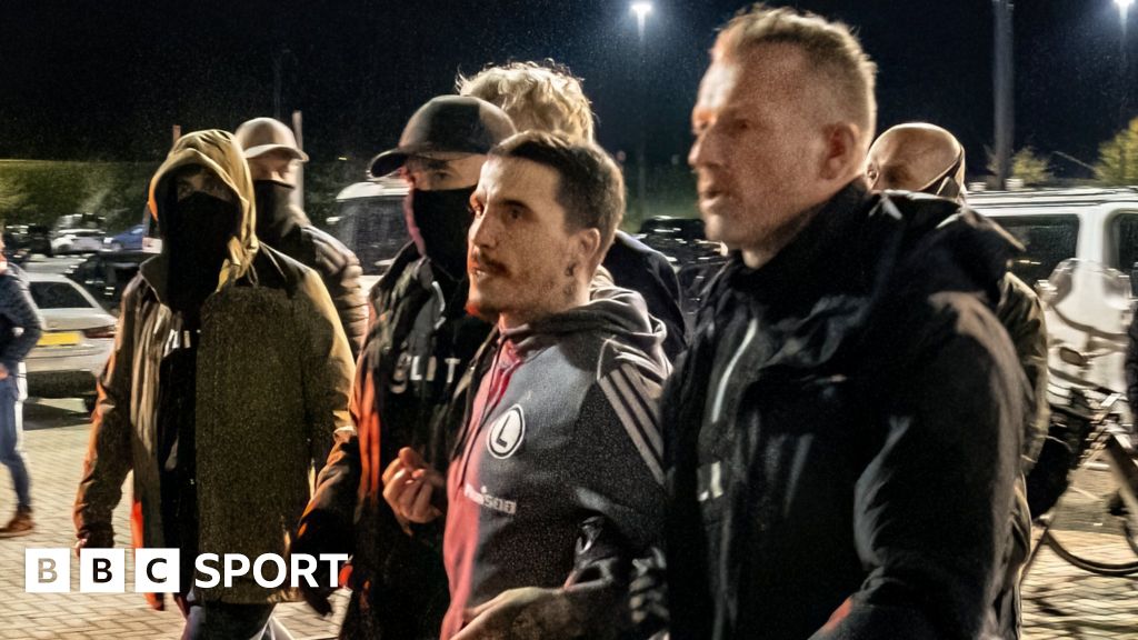 Legia Warschau: Poolse premier wil ‘onmiddellijke diplomatieke actie’ na arrestatie van twee spelers na Conference League-wedstrijd tegen AZ Alkmaar