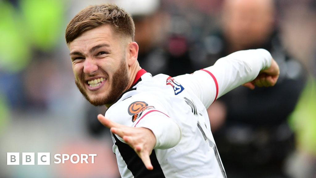 John McAtee: Luton Town sign Grimsby Town forward and loan him back to  Mariners - BBC Sport