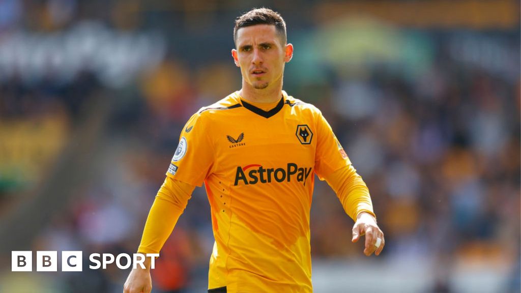 Daniel Podence: Portugal forward signs new Wolves deal and joins Olympiakos on loan - BBC Sport