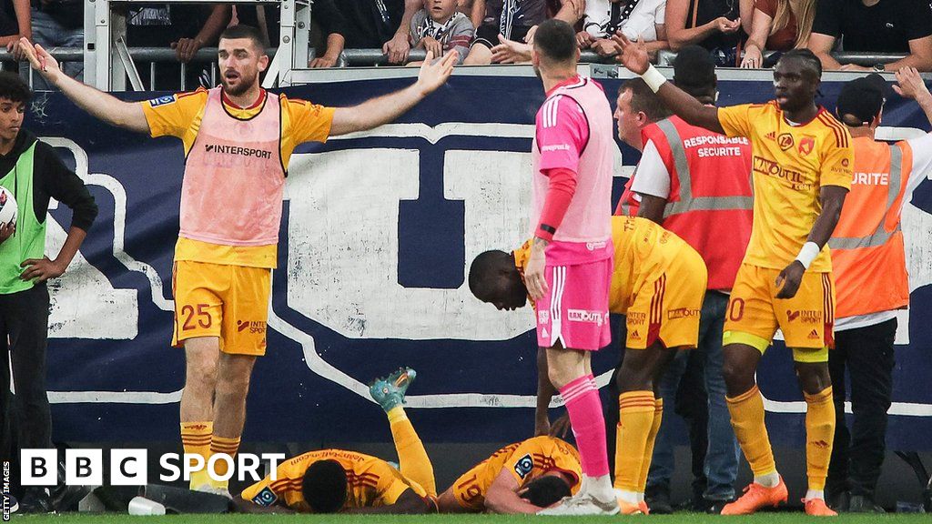 Bordeaux-Rodez: Investigation launched into abandoned Ligue 2 game after pitch-invader attacks player