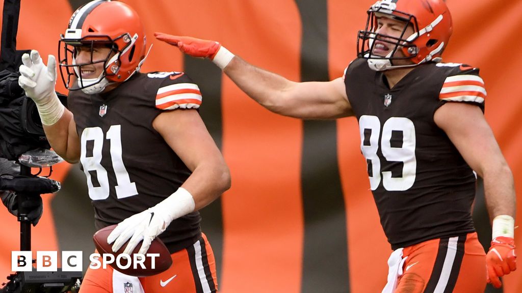 NFL: Cleveland Browns beat Pittsburgh Steelers to seal first play-off place  since 2002 - BBC Sport